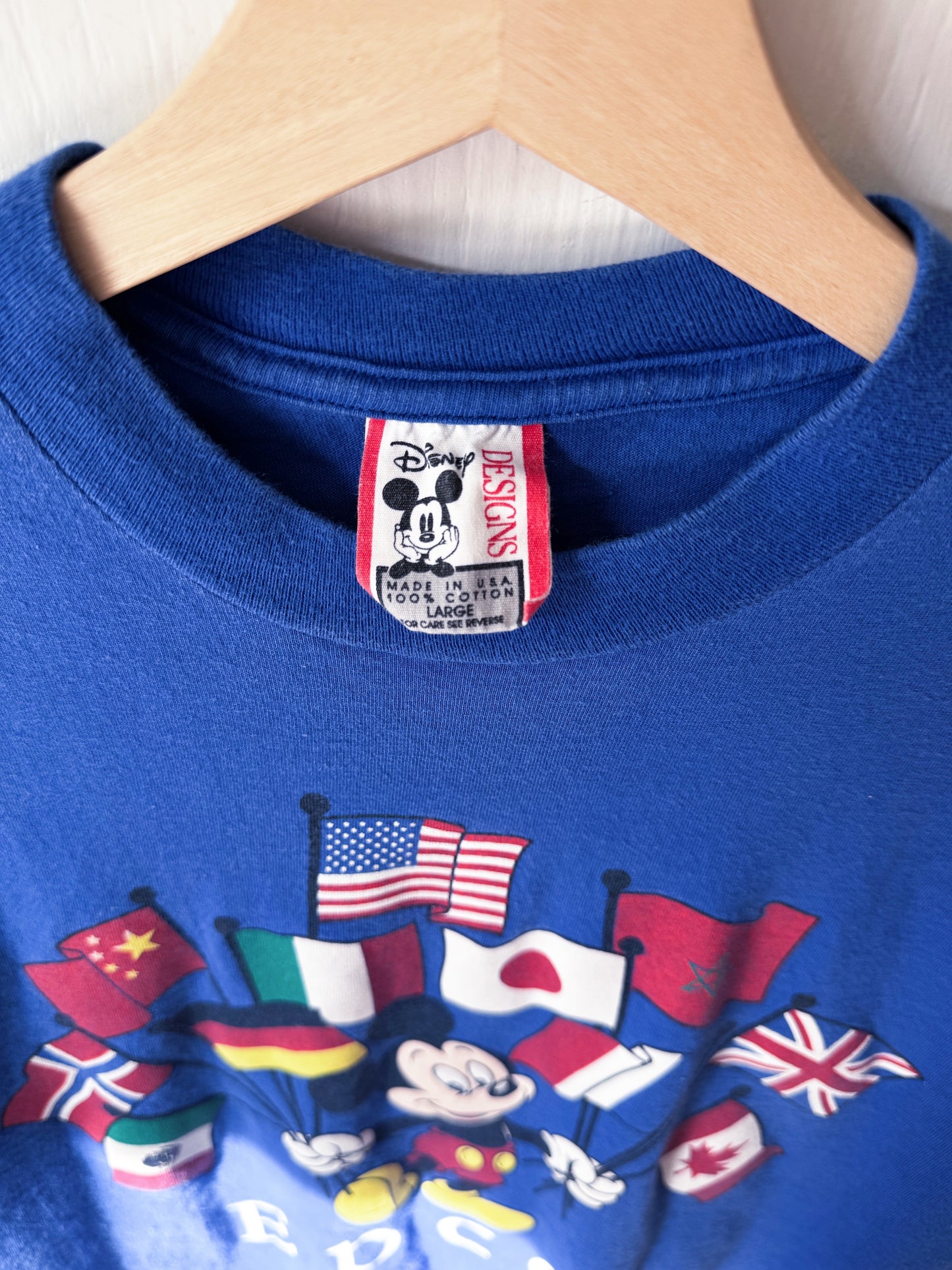 VINTAGE 90’s Mickey Epcot World Showcase Flags Tee - M