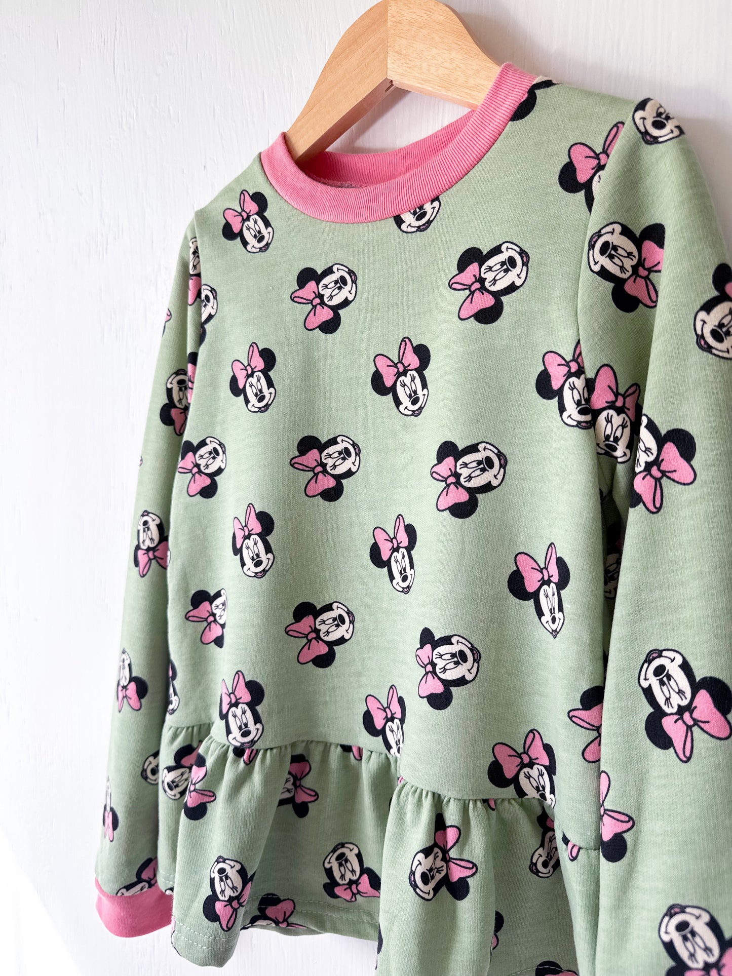 Minnie All Over Print Ruffle Crewneck - Y7