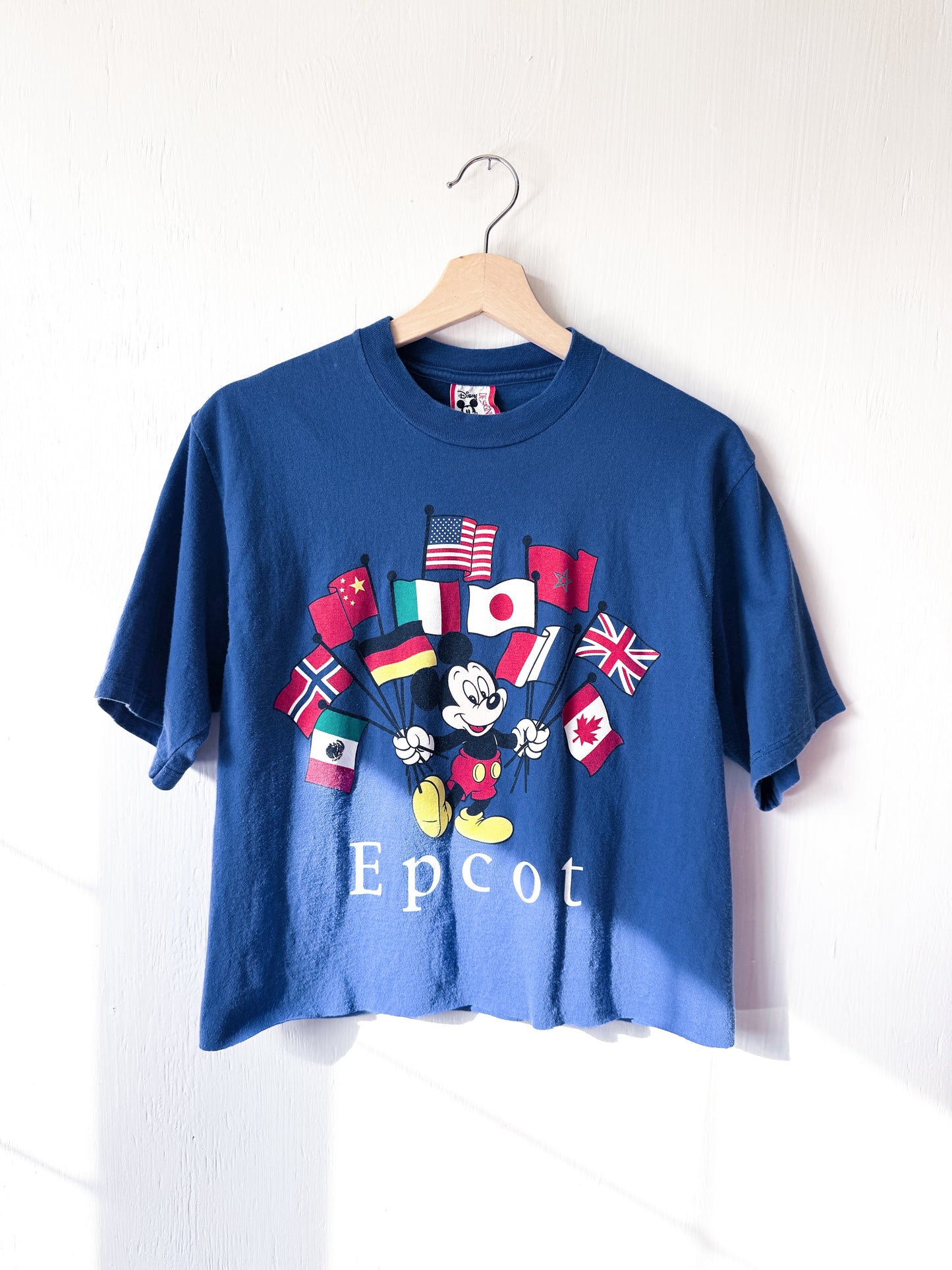 VINTAGE 90’s Mickey Epcot World Showcase Flags Tee - M