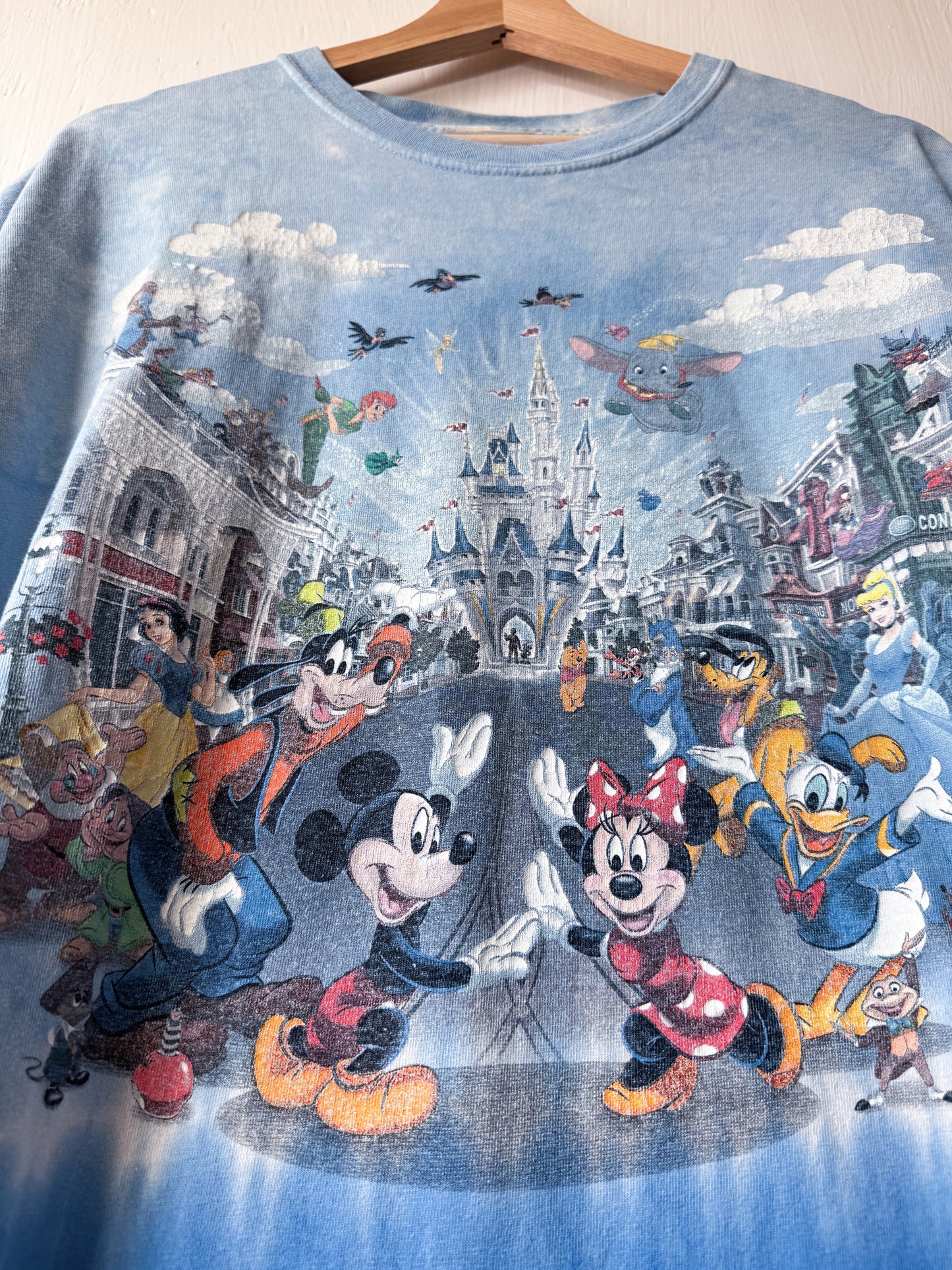VINTAGE 00’s WDW Main Street Character Tee - XL