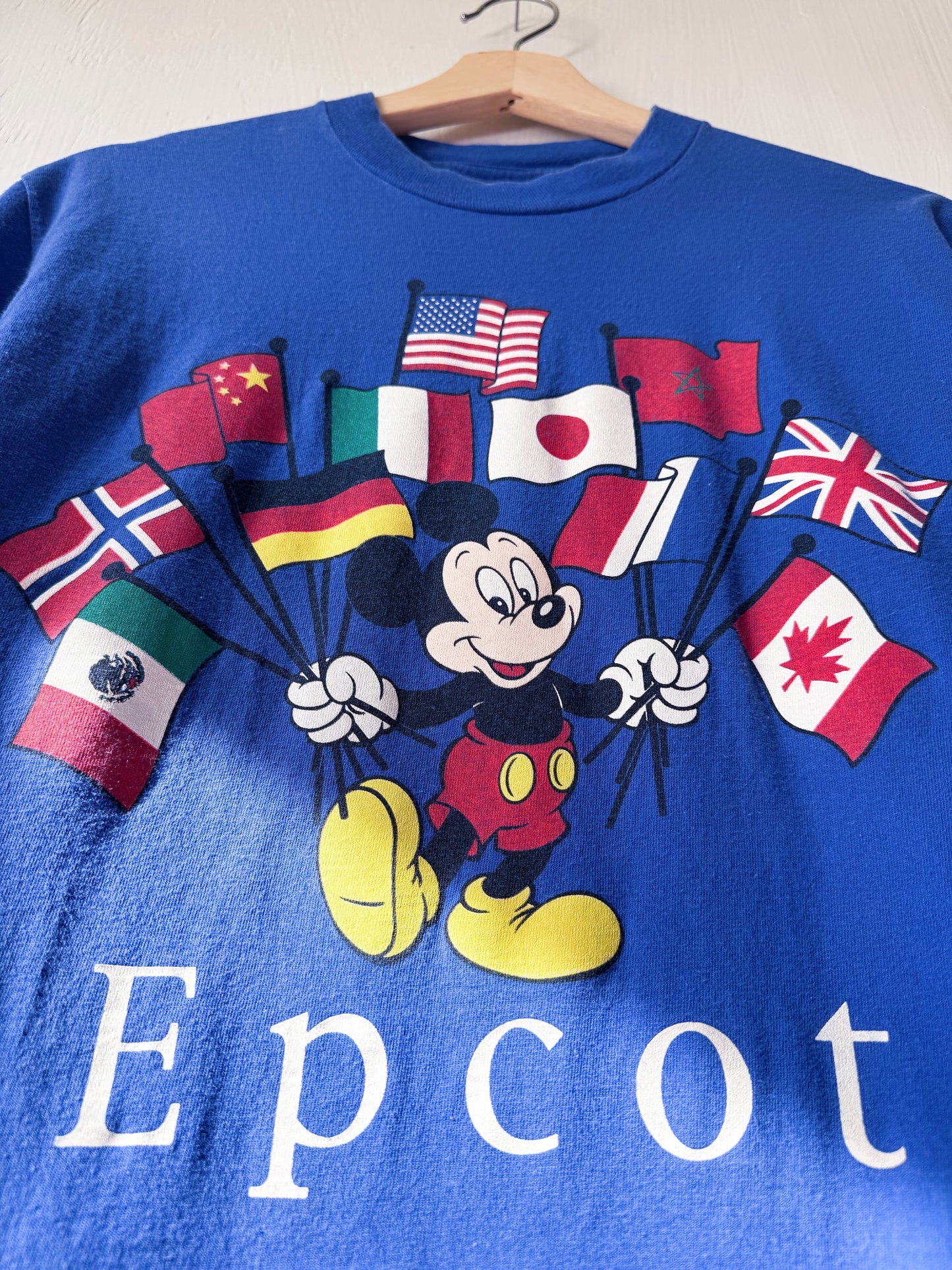 VINTAGE 90’s Mickey Epcot World Showcase Flags Tee - M